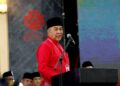 AHMAD ZAHID Hamidi meletakkan tapak tangan ke atas skrin sebagai gimik perasmian Mesyuarat Perwakilan UMNO Bahagian Sri Gading di Dewan Orang Ramai Parit Raja, Batu Pahat.