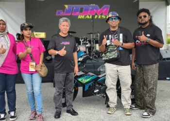 SHAHARUDDIN Abu Sohot (tengah) ketika merasmikan JDM Real Fest 2025 di MITC, Melaka yang menghimpunkan peminat JDM dari dalam dan luar negara termasuk Singapura, Thailand dan Indonesia.-UTUSAN/AMRAN ALI.
