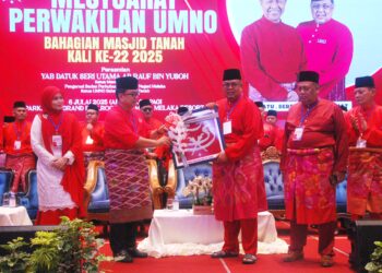 AB. Rauf Yusoh menerima cenderamata disampaikan Ahli Dewan Undangan Negeri (ADUN) Lendu, Datuk Seri Sulaiman Md. Ali pada Mesyuarat Perwakilan UMNO Bahagian Masjid Tanah di Alor Gajah, Melaka. UTUSAN/AMRAN MULUP