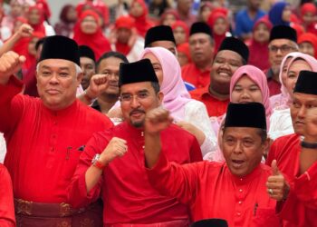 ASYRAF Wajdi Dusuki (tengah) dan Rozabil Abd Rahman (kiri) pada majlis perasmian Mesyuarat Perwakilan UMNO Bahagian Arau di Dewan Sivik, Arau, Perlis hari ini.-UTUSAN/MOHD. HAFIZ ABD. MUTALIB