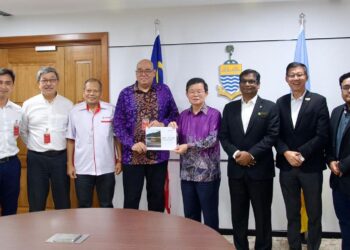 CHOW Kon Yeow (empat dari kanan) ketika menerima kunjungan hormat delegasi Konsortium Perbadanan Kemajuan Negeri Perak (PKNP) - Gamuda Berhad kepada kerajaan negeri Pulau Pinang di George Town, Pulau Pinang.