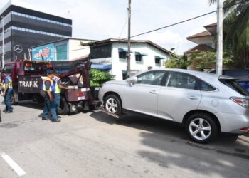 ANGGOTA penguatkuasa MBPP menunda kenderaan yang didapati menghalang lalu lintas dalam satu operasi penguatkuasaan di George Town, Pulau Pinang.