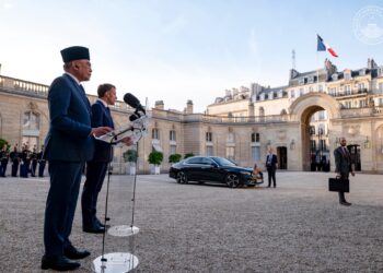 EMMANUEL Macron dan Anwar pada sidang akhbar kedua-dua pemimpin itu di Istana Elysee, Paris, Perancis, semalam.-UTUSAN/FACEBOOK ANWAR IBRAHIM