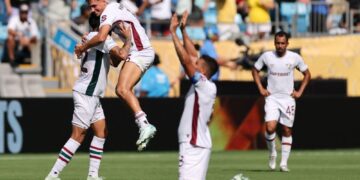PEMAIN Fluminense meraikan kejayaan mereka mara ke suku akhir Piala Dunia Kelab.- AFP