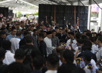 ANWAR Ibrahim bertemu dengan golongan belia sebelum menghadiri pertemuan tertutup dengan pimpinan PKR Kedah, Perlis dan Pulau Pinang di sebuah hotel, di Alor Setar.