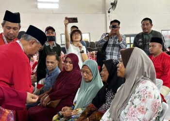MUHYIDDIN YASSIN (kiri) menemui ahli Bersatu Pagoh ketika hadir merasmikan merasmikan Persidangan Bersatu Bahagian Pagoh, di Dewan Kampung Jayor di Pagoh.