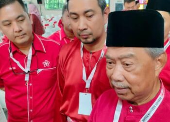 MUHYIDDIN YASSIN (kanan) ketika ditemui pemberita selepas merasmikan Persidangan Bersatu Bahagian Pagoh, di Dewan Kampung Jayor di Pagoh hari ini.