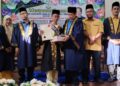 AHMAD Maslan (dua dari kanan) ketika menyampaikan Anugerah Murid di Dewan Muafakat  Johor, Taman Saujana, di sini semalam.