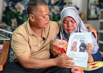 MOHD. Hassan Elias menenangkan emosi Noorlaili Mahat ketika ditemui di Taman Seri Telok Emas, Telok Mas, Melaka. UTUSAN/AMRAN ALI