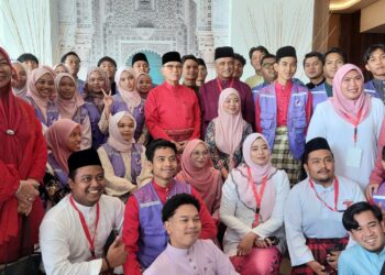 WAN Rosdy Wan Ismail (belakang, tengah) bergambar bersama sebahagian daripada perwakilan UMNO serta mereka yang hadir pada Mesyuarat Perwakilan UMNO Bahagian Kepala Batas, di Bertam, Pulau Pinang hari ini.