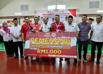 MOHD. HAIRI Mad Shah (tiga kanan) dan Mohd. Affifi Mohd. Aris (empat kir) menyerahkan hadiah kepada penerima di Dewan Seri Kerayong, Kapar, Selangor, semalam. UTUSAN/ ISKANDAR SHAH MOHAMED