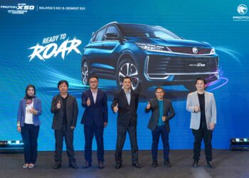 ZHANG Qiang (tiga dari kiri) dan Pemangku Timbalan Ketua Pegawai Eksekutif Proton, Ainol Azmil Abu Bakar (tiga dari kanan) bergambar pada Majlis Pra Pelancaran All New Proton X50 di Setia City Mall. UTUSAN/ISKANDAR ISHAK