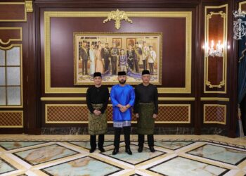 TUNKU Mahkota Ismail (tengah) bergambar bersama Asman Shah (kanan) selepas Istiadat Penyerahan Surat Tauliah, Sumpah Jawatan dan Sumpah Taat Setia Setiausaha Kerajaan Johor di Istana Bukit Serene, di sini hari ini.