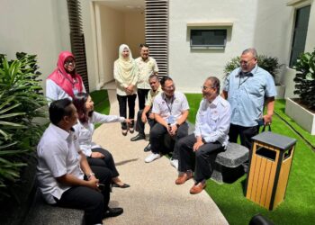 LING Tian Soon (duduk dua kanan) mengiringi Menteri Kesihatan, Datuk Seri Dr. Dzulkefly Ahmad semasa lawatan kerja ke Hospital Pasir Gudang, baru-baru ini.