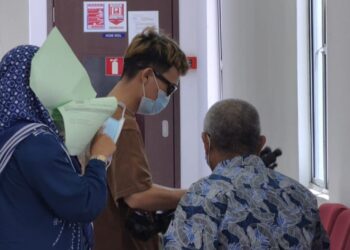 MUHAMMAD Hakim Noraji didenda RM1,800 oleh Mahkamah Rendah Syariah Melaka selepas mengaku bersalah atas dua pertuduhan berpakaian dan berkelakuan seperti wanita di Banda Hilir. - UTUSAN/AMRAN ALI