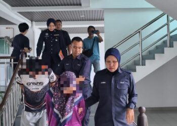 SUSPEK dibawa ke Mahkamah Majistret Alor Gajah, Melaka bagi permohonan reman. - UTUSAN/MUHAMMAD SHAHIZAM TAZALI
