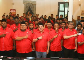 MOHD NAZIFUDDIN Najib (tengah) ketika merasmikan Mesyuarat Perwakilan Pergerakan Pemuda UMNO Bahagian Bukit Gelugor, di George Town, Pulau Pinang, hari ini.