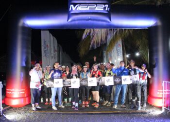 KU Hasrin Ku Abdul Rahman (kiri sekali) pada perlepasan acara larian Wang Gunung Trail Run edisi ke-3 bersempena Pesta Makanan 
Tradisional Perlis di Taman Buah-Buahan Eksotik, Kangar, Perlis hari ini-.UTUSAN