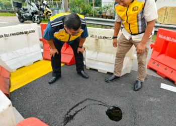 Kerja baik pulih lubang di Lebuh Ayer Keroh berhampiran susur Padang Jambu sedang dilakukan susulan video tular memaparkan rim motosikal seorang penunggang bengkok kerana terlanggar lubang itu, malam tadi.