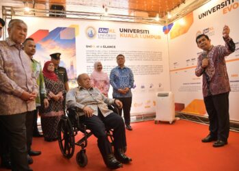 TUANKU Syed Sirajuddin Jamalullail berkenan mendengar penerangan pada Majlis Pecah Tanah Projek Penubuhan UniKL-ASTI Lembah Chuping, Padang Besar di Dewan Warisan, Kangar, Perlis, semalam. 
Turut hadir, Ahmad Zahid Hamidi.-UTUSAN/IZLIZAN OTHMAN