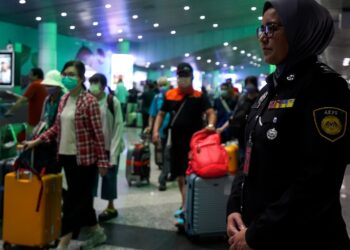PEGAWAI AKPS bertugas di KLIA Terminal 1, Sepang, Selangor. - UTUSAN/FAISOL MUSTAFA