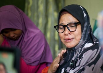 ROSWATI Zainol dan cucunya, Putri Qisya Nur Izzat ketika ditemui di rumahnya di Kampung Bohor Karang, Jerlun,Kedah hari ini.-UTUSAN/SHAHIR NOORDIN.