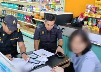 PEGAWAI KPDN Sarawak ketika menjalankan pemeriksaan ke atas sebuah stesen minyak di Batu 7, Kuching kerana disyaki menjual RON95 kepada kenderaan asing.
