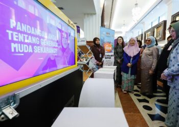 Ahli Parlimen Bandar Tun Razak, Datuk Seri Dr. Wan Azizah Wan Ismail, dan Menteri Pembangunan Wanita, Keluarga dan Masyarakat, Datuk Seri Nancy Shukri melawat reruai pameran selepas merasmikan Program Walkabout Khas Dasar Wanita Negara dan Pelan Tindakan Pembangunan Wanita, di Bangunan Parlimen, di sini hari ini. - UTUSAN/ SHIDDIEQIIN ZON