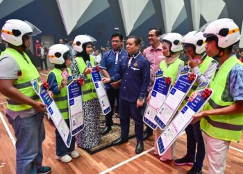 AEDY Fadly Ramli (tengah) beramah mesra bersama sebahagian penerima lesen memandu pada Majlis Penyerahan Lesen Memandu Program MyLesen (B2) Peringkat Negeri Terengganu 2025 di Ar-Riyadah Residence, Kuala Nerus, Terengganu hari ini. -UTUSAN/PUQTRA HAIRRY