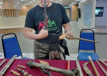 Salah seorang peserta program menunjukkan koleksi senjata warisan.