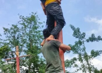 Acara batang pinang licin yang disertai oleh golongan muda kembalikan tradisi pesta rakyat suatu ketika dahulu.