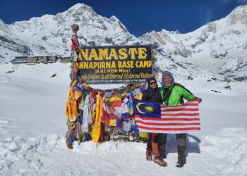 Pak Syed bersama anaknya, Sharifah Nor Amirah ketika berada
di Annapurna Base Camp, Nepal.
