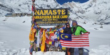 Pak Syed bersama anaknya, Sharifah Nor Amirah ketika berada
di Annapurna Base Camp, Nepal.