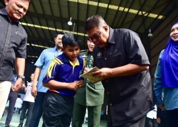 AB. Rauf Yusoh beramah mesra bersama pelajar yang hadir ke Majlis Peluncuran dan Hari Terbuka Program Sarjana Muda Penerbangan 2u1i di Batu Berendam, Melaka. - UTUSAN/ARIF HAMIZAN MISKON