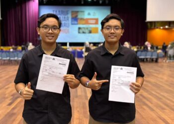 MUHAMMAD Iman Atiq Muhamad Yazee (kanan) dan Muhammad Iman Atif selepas mendaftar sebagai pelajar baharu Program Tamhidi (Asasi) Sesi Akademik 2025/2026, USIM, Nilai, Seremban baru-baru ini.