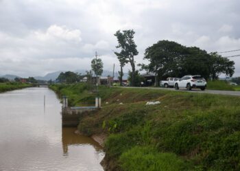 KEADAAN jalan raya yang menjadi laluan utama pengguna terletak bersebelahan Sungai Korok di Jitra, Kubang Pasu. - UTUSAN/SHAHIR NOORDIN