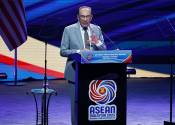 ANWAR Ibrahim berucap pada Majlis Pembukaan Mesyuarat Menteri-Menteri Luar ASEAN ke-58, di Pusat Konvensyen Kuala Lumpur hari ini. - UTUSAN/SHIDDIEQIIN ZON