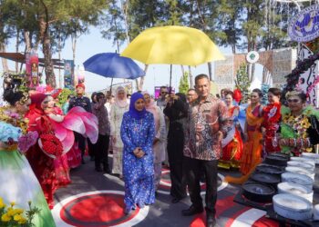 RAJA Zarith Sofiah berkenan melawat pameran selepas merasmikan Borneo Flora Festival@ Labuan 2025 (BFF 2025) di Kompleks Sukan Laut Antarabangsa Labuan. - UTUSAN/FAISOL MUSTAFA

GAMBAR : FAISOL MUSTAFA