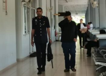 JACKSON Choh Safri hadir ke Mahkamah Sesyen Seremban hari ini bagi didakwa atas pertuduhan memperdagangkan saudaranya sendiri bagi tujuan eksploitasi sindiket penipuan kerja bulan lalu.-UTUSAN/NOR SHAFAWATI YUP.