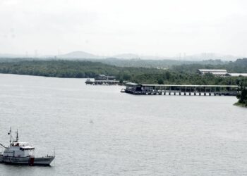 LOKASI helikopter PDRM terhempas berhampiran jeti Maritim Malaysia di Jalan Cabang, Pekajang, Iskandar Puteri.-UTUSAN/RAJA JAAFAR ALI