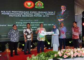 MUHAMMAD Sanusi Md. Nor menyerahkan replika kunci kepada pemilik rumah sempena Majlis Penyerahan Kunci Mutiara Bandar Puteri Jaya Fasa 7 di Sungai Petani, Kedah hari ini.