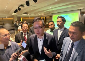 PHOONG Jin Zhe (tengah) pada sidang akhbar di Kota Kinabalu, Sabah, hari ini.