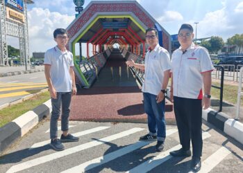 CASSEL Krishnan (tengah) menunjukkan Jejantas Tun Teja di Melaka Sentral, Melaka. - UTUSAN/AMRAN ALI