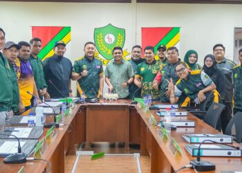 MOHD. Ridhwan Mohd. Ali (enam dari kiri) bersama Majlis Kerja Tertinggi GB4B.