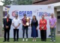 Menteri Belia dan Sukan, Hannah Yeoh (tengah) menyampaikan hadiah kepada pemenang dari Thailand, Namo Luangitikul (tiga,kiri) pada Majlis Penyampaian Hadiah ASEAN ke 39 Templer Park Malaysian Ladies Amateur Open di Templer Park Country Club hari ini./ M. FIRDAUS M. JOHARI