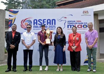 Menteri Belia dan Sukan, Hannah Yeoh (tengah) menyampaikan hadiah kepada pemenang dari Thailand, Namo Luangitikul (tiga,kiri) pada Majlis Penyampaian Hadiah ASEAN ke 39 Templer Park Malaysian Ladies Amateur Open di Templer Park Country Club hari ini./ M. FIRDAUS M. JOHARI