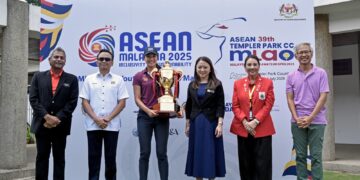Menteri Belia dan Sukan, Hannah Yeoh (tengah) menyampaikan hadiah kepada pemenang dari Thailand, Namo Luangitikul (tiga,kiri) pada Majlis Penyampaian Hadiah ASEAN ke 39 Templer Park Malaysian Ladies Amateur Open di Templer Park Country Club hari ini./ M. FIRDAUS M. JOHARI
