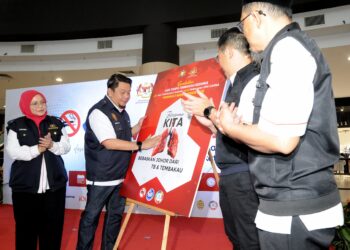 LUKANISMAN Awang Sauni meletakkan simbol jantung sebagai gimik Hari Tanpa Tembakau dan TB Sedunia di IOI Mall, Kulai, Johor. - UTUSAN/RAJA JAAFAR ALI
