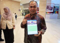 SHADAN Othman menunjukkan aplikasi I-Trafik bagi memudahkan pelancong membuat tempahan untuk menaiki beca pada Majlis Penutup dan Jamuan Makan Malam Vibrant 2025 di sebuah hotel di Banda Hilir, Melaka. - UTUSAN/AMRAN MULUP
