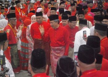 MOHAMAD Hasan bersalaman dengan perwakilan sejurus tiba untuk merasmikan Mesyuarat Perwakilan UMNO Bahagian Kota Melaka di Dewan Kemas Telok Mas, Melaka. - UTUSAN/AMRAN MULUP